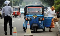 Angkutan umum seperti bajaj pun dipilih menjadi salah satu sarana menuju gedung Balaikota oleh seorang pegawai.
