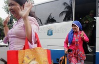 Beberapa pegawai juga terlihat menggunakan fasilitas bus yang disediakan pemrov DKI Jakarta.