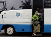 Seorang pegawai Pemprov DKI Jakarta terlihat turun dari Fasilitas bus Pemrov DKI Jakarta.