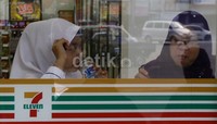 Gubernur Jakarta Joko Widodo marah saat memberikan pengarahan kepada seluruh satuan kerja perangkat daerah (SKPD) Pemprov DKI Jakarta lantaran ada Seven Eleven (Sevel) yang telah disegel, tetapi tetap beroperasi, bahkan dikunjungi banyak orang.