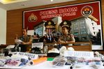 Polri Gelar Barang Bukti Milik Dayat Kacamata Cs
