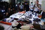 Polri Gelar Barang Bukti Milik Dayat Kacamata Cs