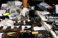 Polisi menggelar barang bukti yang diamakan dari Dayat Kacamata cs.