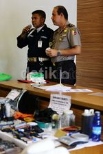 Polri Gelar Barang Bukti Milik Dayat Kacamata Cs
