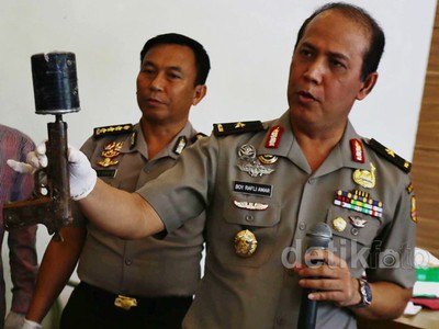 Polri Gelar Barang Bukti Milik Dayat Kacamata Cs