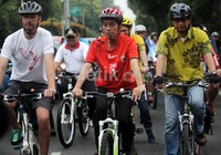 Jokowi menggowes sepeda dari rumah dinasnya di Taman Suropati, Menteng menuju Balai Kota.