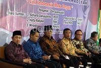 Para tokoh partai, seperti Presiden PKS, Anis Matta, politisi PDI Perjuangan, Sidharto Danusubroto, Ketua Umum Partai Hanura, Wiranto, Wakil Ketua Umum Partai PAN, Drajat Wibowo dan Waketum Golkar Sharif Cicip Sutardjo juga hadir.