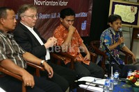 Adapun kriteria tokoh yang masuk dalam penyusunan buku ini antara lain : pengaruh tokoh sastra itu tidak hanya berskala lokal tapi juga nasional, pengaruh tokoh sastra ini relatif berkesinambungan, tokoh ini menempati posisi kunci dan menentukan, tokoh ini menempati posisi sebagai pencetus atau perintis gerakan baru yang kemudian melahirkan pengikut, penggerak atau bahkan penentang.
