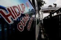 Revitalisasi ini tidak mengganggu aktivitas angkutan umum di terminal tersebut.