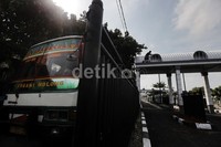 Sebuah bus keluar dari Terminal Kota, Jakarta.