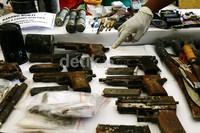 Polisi menunjukkan barang bukti senjata api yang diamankan dalam penggerebekan di Ciputat, Rempoa, dan Banyumas.
