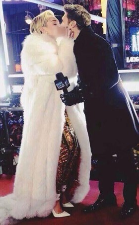 Nakal! Miley Cyrus Cium Ryan Seacrest di Acara Malam Tahun Baru