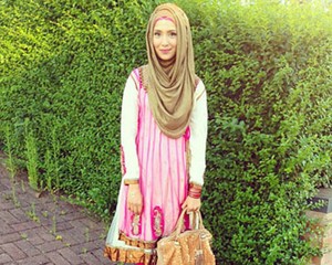 Hijab Style: Tampil Anggun ala Amena Khan, Hijabers Asal Inggris