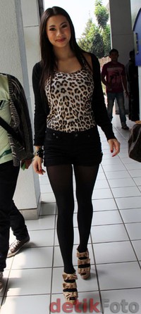 Seksi dengan tank top motif leopard ala Jennifer Kurniawan. Mahardian Prawira Bhisma/detikHOT.