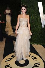10 Penampilan Seksi Selena Gomez 2013