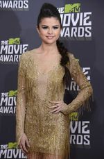 10 Penampilan Seksi Selena Gomez 2013