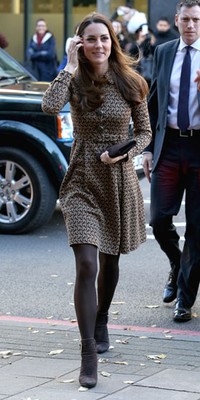 Empat bulan pasca melahirkan, Kate tampil mengenakan dress coklat dari Orla Kiely, stocking dan boots hitam. Chris Jackson/Getty Images.