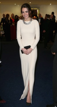 Kate melangkah penuh percaya diri dalam balutan gaun berwarna putih karya desainer asal Prancis Roland Mouret, saat hadir di Premiere 'Mandela: Long Walk to Freedom' di London, Inggris.