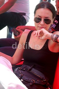 Sophia Mueller ber-tank top hitam. Gus Mun/detikHOT.