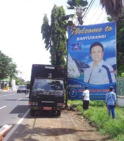 Atribut Kampanye Caleg Nakal di Banyuwangi Ditertibkan