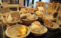 French bread yang dijual seperti brioche, pain campagne, dan pain noix moule.