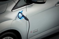 Dengan tenaga listrik, Ford C-MAX Solar Energi Concept tidak lagi menggantungkan sumber tenaganya pada jaringan listrik yang ada. Dengan tenaga matahari pula mobil ini diklaim jadi isa mengurangi emisi gas rumah kaca hingga 4 metrik ton yang dihasilkan tiap pemilik mobil per tahun. (dok. Ford)