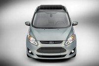 Ford C-MAX Solar Energi Concept memanfaatkan tenaga matahari lewat panel surya di atap kendaraan yang pada akhirnya mampu memberikan kemampuan jelajah yang sama dengan Ford C-MAX plug-in hybrid. (dok. Ford)