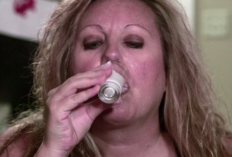 Kecanduan Aneh, Wanita Ini Tiap Hari Minum Cat