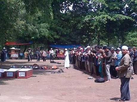 Jenazah Dayat Kacamata Cs Disalatkan di Parkiran TPU Pondok Rangon