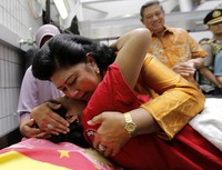 Ibu Ani memeluk seorang pasien di RS Soetomo. Abror Rizki/Setpres.