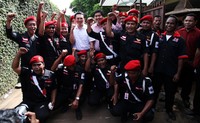 Ahok menyempatkan berfoto bersama Satgas PDIP. (Etenia).