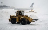 Bandara LaGuardia juga tertutup salju. Reuters/Zoran Milich.