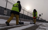 Petugas membersihkan salju yang menutupi bandara LaGuardia. Reuters/Zoran Milich.