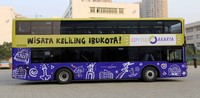 Bus tingkat berwarna biru dan kuning itu bertuliskan 'City Tour Jakarta'. (Caesarah Elfadhia).