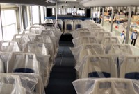 Interior bus ini didominasi dengan warna biru tua. Mulai dari lantai hingga tempat duduknya. (Caesarah Elfadhia).
