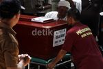 Keluarga Ambil Jenazah Dayat Kacamata Cs