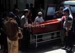 Keluarga Ambil Jenazah Dayat Kacamata Cs