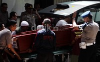 Jenazah Rizal dimasukkan ke ambulans.