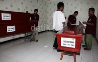 Petugas menyiapkan peti jenazah untuk Dayat Kacamata cs.