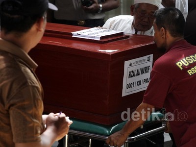 Keluarga Ambil Jenazah Dayat Kacamata Cs