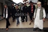 Keluarga Dayat Kacamata cs mendatangi di RS Polri, Jakarta.