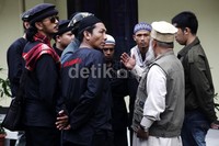 Ormas Gerakan Muslim Penyelamat Aqidah (Gempa) tampak ikut bersama rombongan.