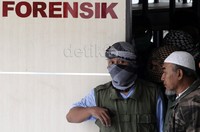 Beberapa keluarga juga memakai sorban saat mengambil jenazah Dayat Kacamata cs.