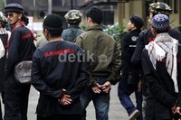 Keluarga Dayat Kacamata cs berkumpul di RS Polri.