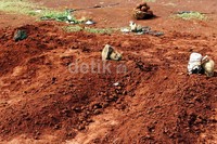 Makam itu diberi tanda dengan batu.