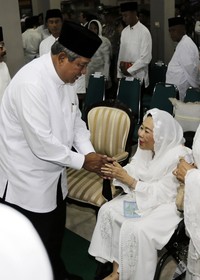 Presiden SBY menyalami Hj Sinta Nuriyah Wahid. Abror Rizki/Setpres.
