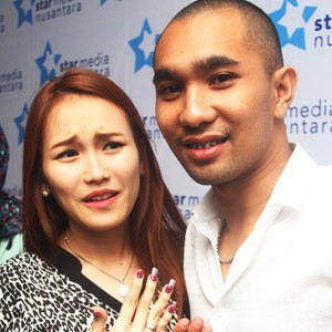 Ayu Ting Ting, Awal Pacaran, Menikah Hingga Isu Melahirkan