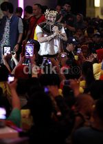 Caisar Berjoget Bersama Pengunjung Mal
