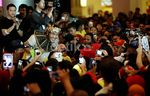 Caisar Berjoget Bersama Pengunjung Mal
