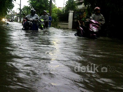 Diguyur Hujan Deras, Surabaya Banjir
